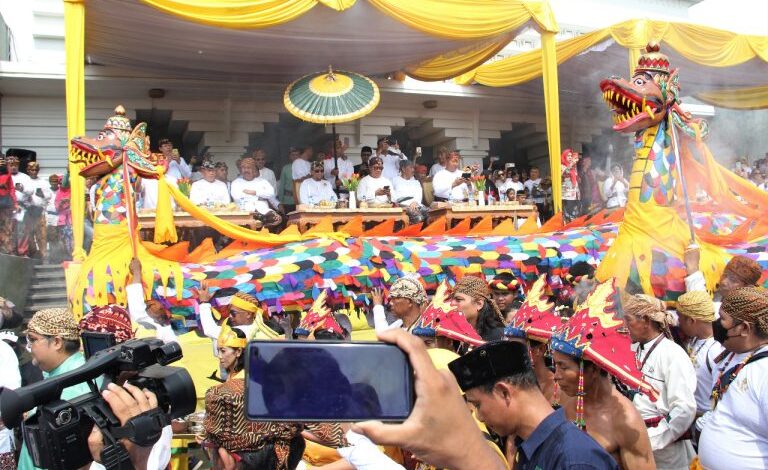 Bupati Edi Damansyah Ikut Serta dalam Upacara Penutupan Erau Adat Pelas Benua