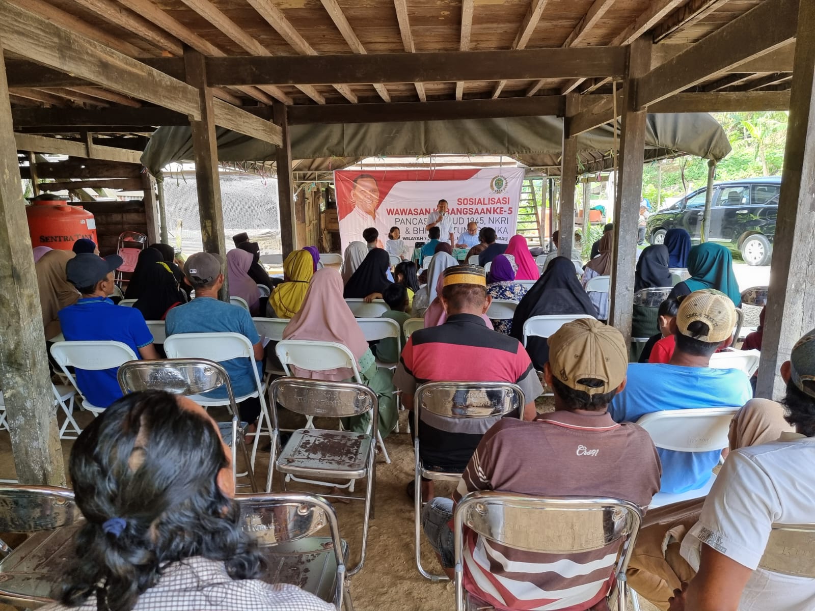 Sambangi warga Desa Danau Redan, Henry Pailan ajak masyarakat cinta tanah air