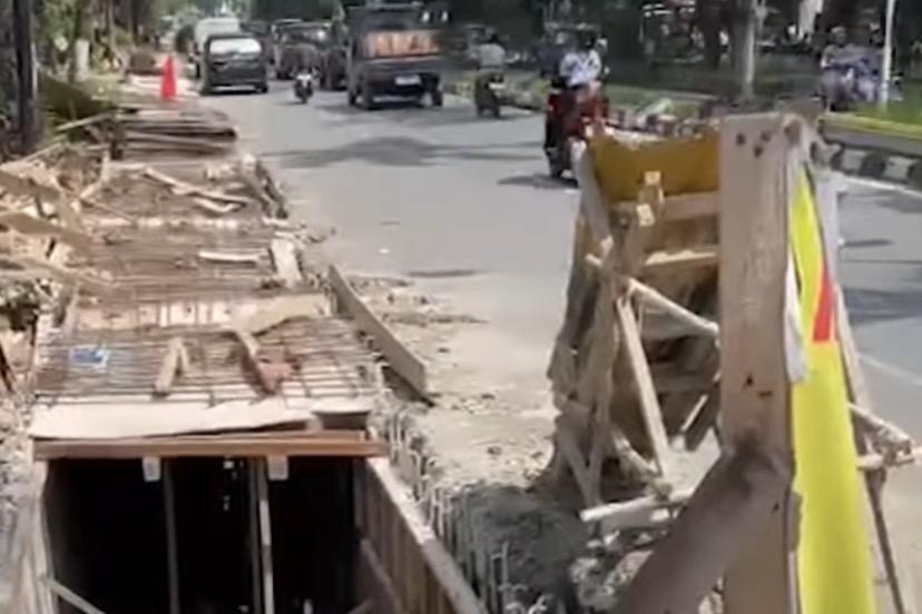 Tenggat Waktu Terlampaui, Proyek Drainase Jalan Ruhui Rahayu Diperpanjang