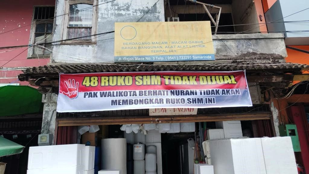 Pedagang SHM Pasar Pagi Samarinda Pasang Spanduk Menolak Pembongkaran