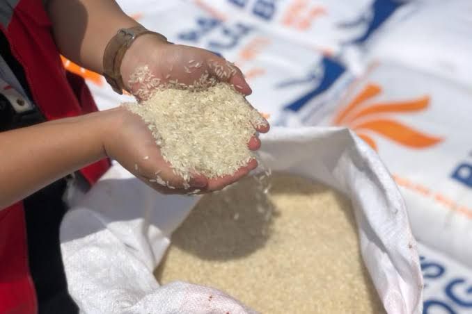 Disdag Samarinda Jual Beras Murah Rp 10.250/kg di Halaman Parkir Pasar Segiri