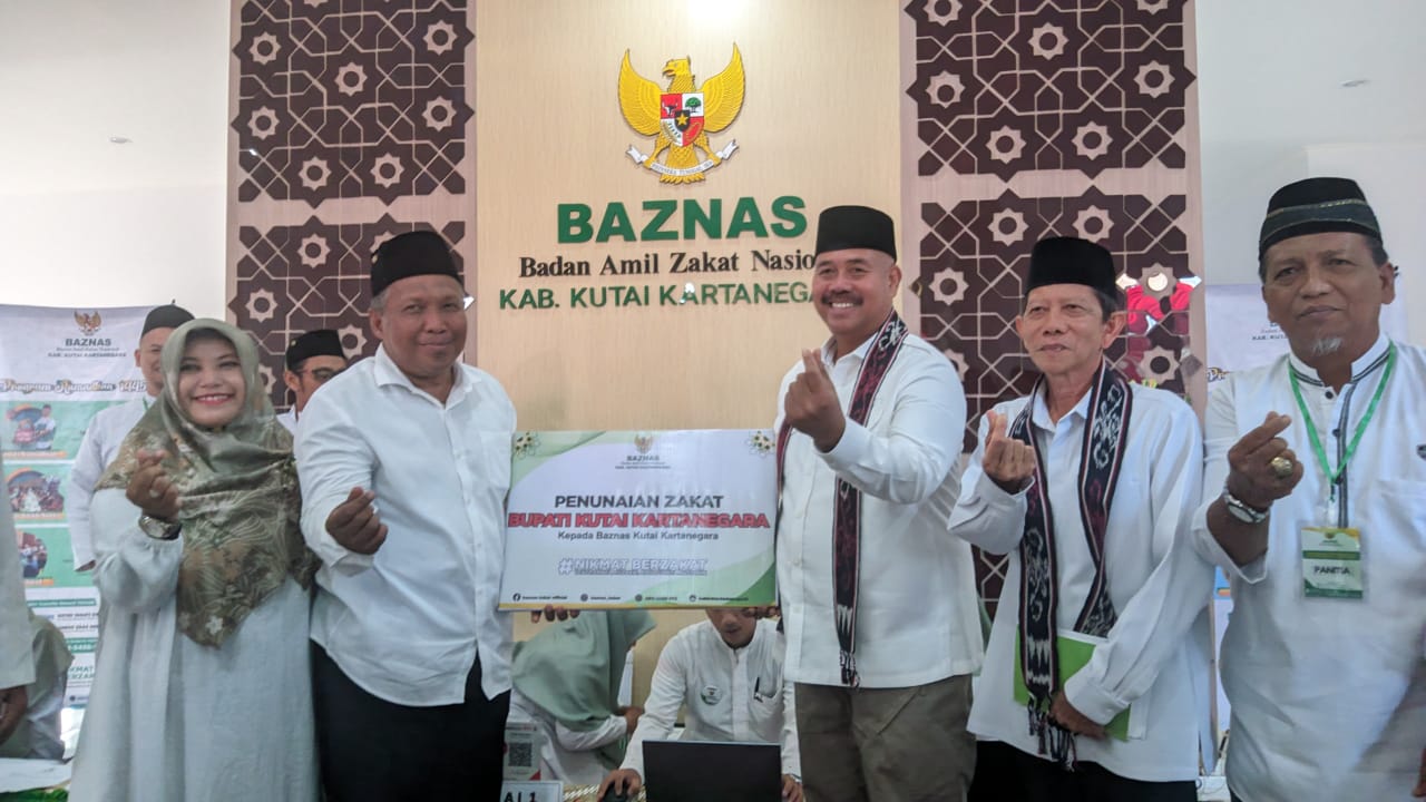 Bupati Kukar Serahkan Zakat Mal kepada Baznas Kukar untuk Meningkatkan Kesejahteraan