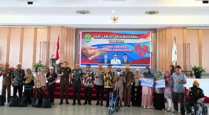 Dinsos Kaltim Serahkan Bantuan kepada Ratusan Lansia