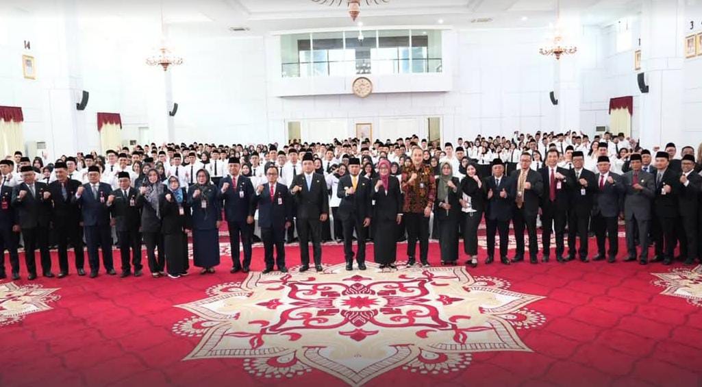 Gubernur lantik sekaligus serahkan SK Pengangkatan CPNS dan PPPK lingkungan Pemprov Kaltim