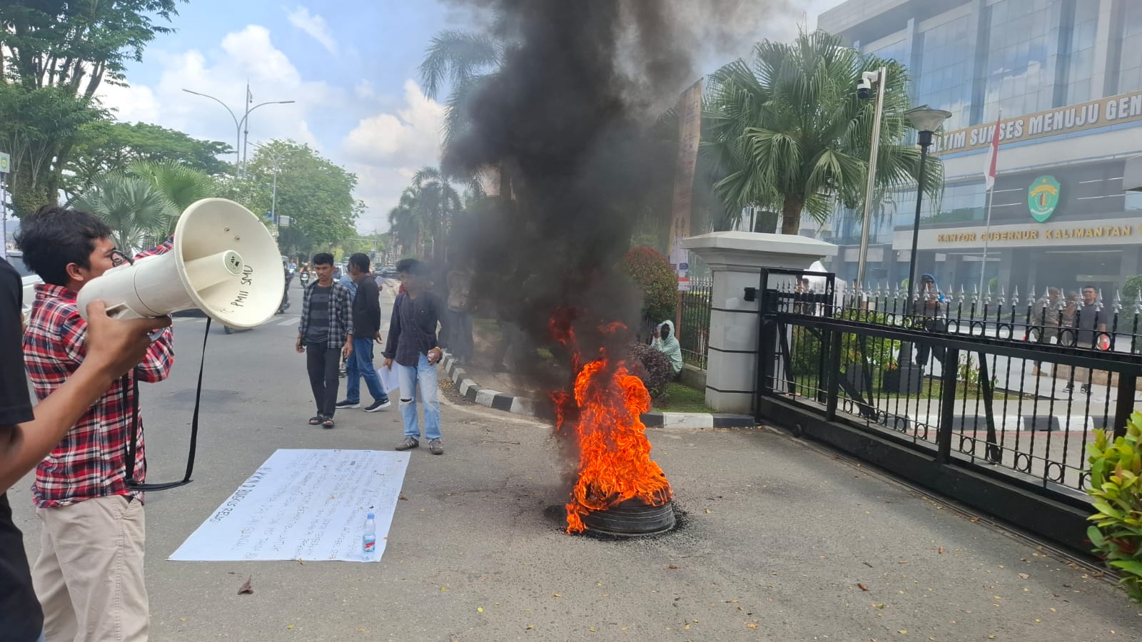 Mahasiswa Aksi di Kantor Gubernur Kaltim minta Penegak Hukum Selidiki kedekatan Rafael Alun dengan Pejabat yang ada di Kaltim.